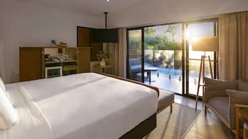 Villa, 1 King Bed | Desk, blackout drapes, iron/ironing board, free cribs/infant beds