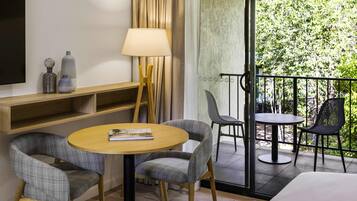 Deluxe Room, 1 Queen Bed | Desk, blackout drapes, iron/ironing board, free cribs/infant beds