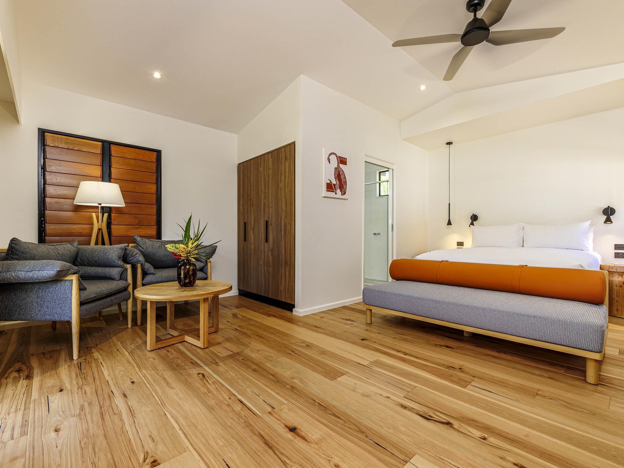 Bungalow Deluxe, 1 cama doble | Escritorio, cortinas opacas, tabla de planchar con plancha