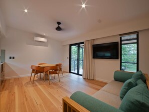 Desk, blackout drapes, iron/ironing board, free cribs/infant beds - Mercure Darwin Airport Resort (Eaton)