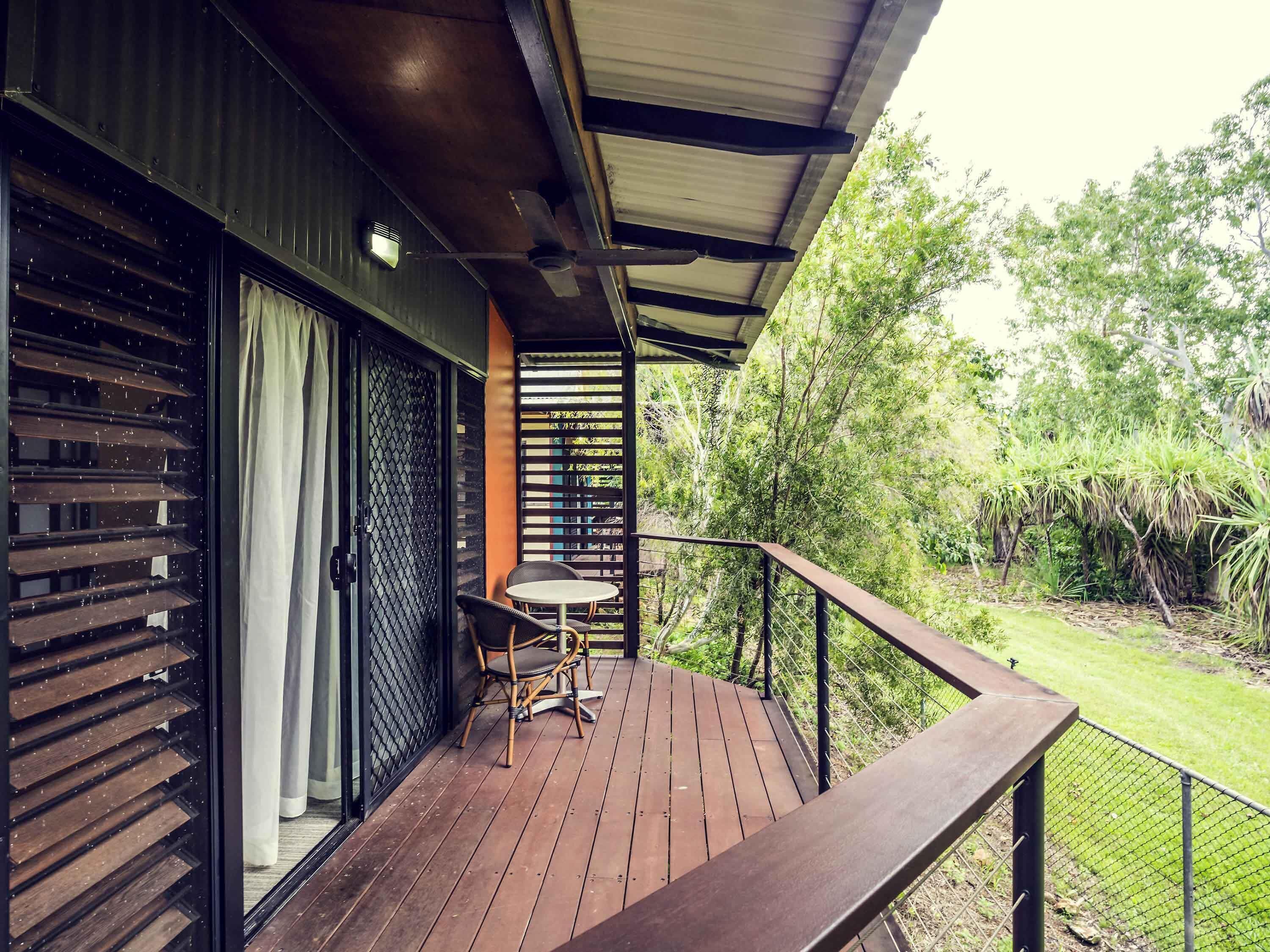 Bureau, rideaux occultants, fer et planche à repasser