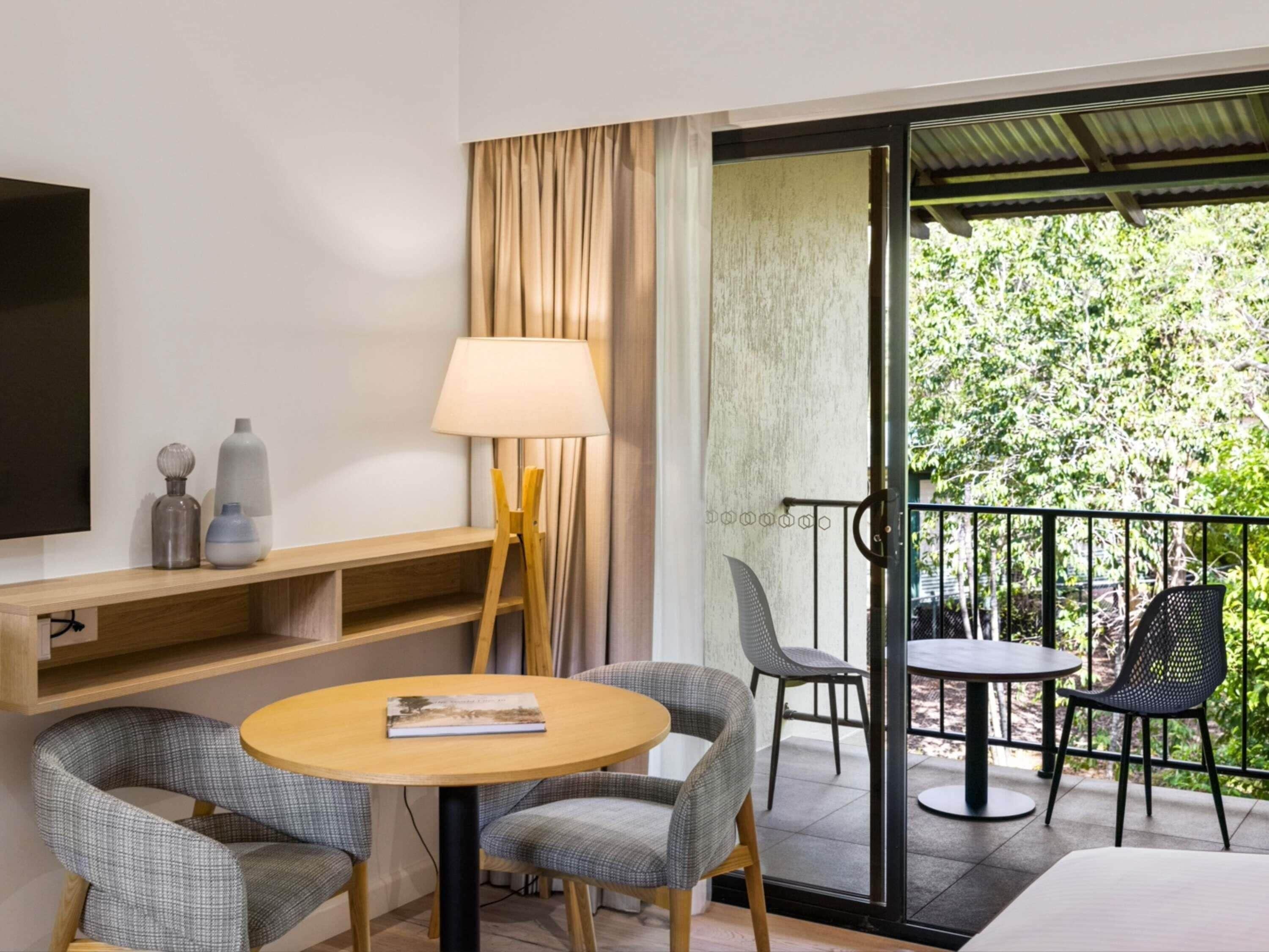 Escritorio, cortinas opacas, tabla de planchar con plancha