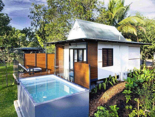 Villa, 1 King Bed | Desk, blackout drapes, iron/ironing board, free cribs/infant beds - Mercure Darwin Airport Resort (Eaton)