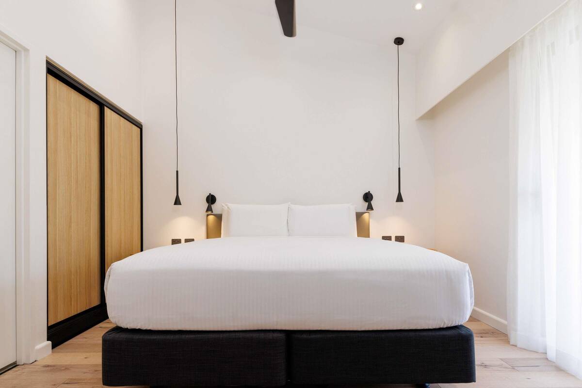 Deluxe Suite, 1 King Bed | Desk, blackout drapes, iron/ironing board, cribs (free)