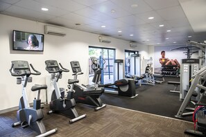 A gym with treadmills, elliptical machines, and weightlifting equipment. - Mercure Darwin Airport Resort (Eaton)