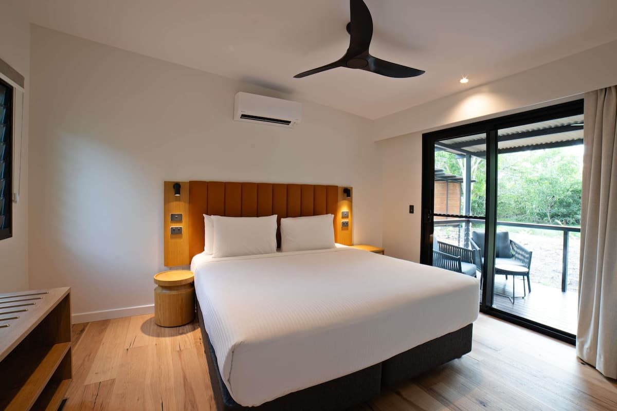 Skrivebord, blendingsgardiner og strykejern/-brett