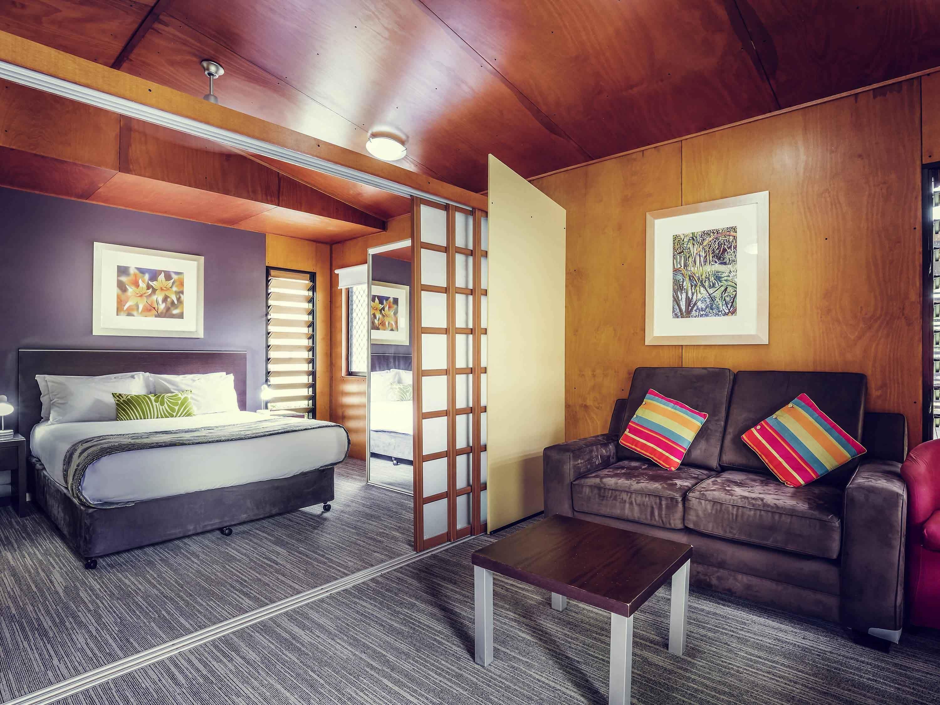 Bungalow, 1 queensize bed (Resort) | Een bureau, verduisterende gordijnen, een strijkplank/strijkijzer