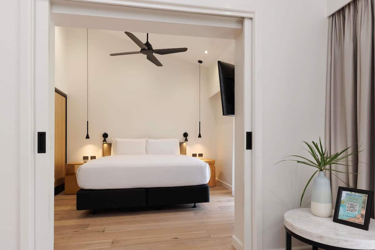 Deluxe Suite, 1 King Bed | Desk, blackout drapes, iron/ironing board, free cribs/infant beds