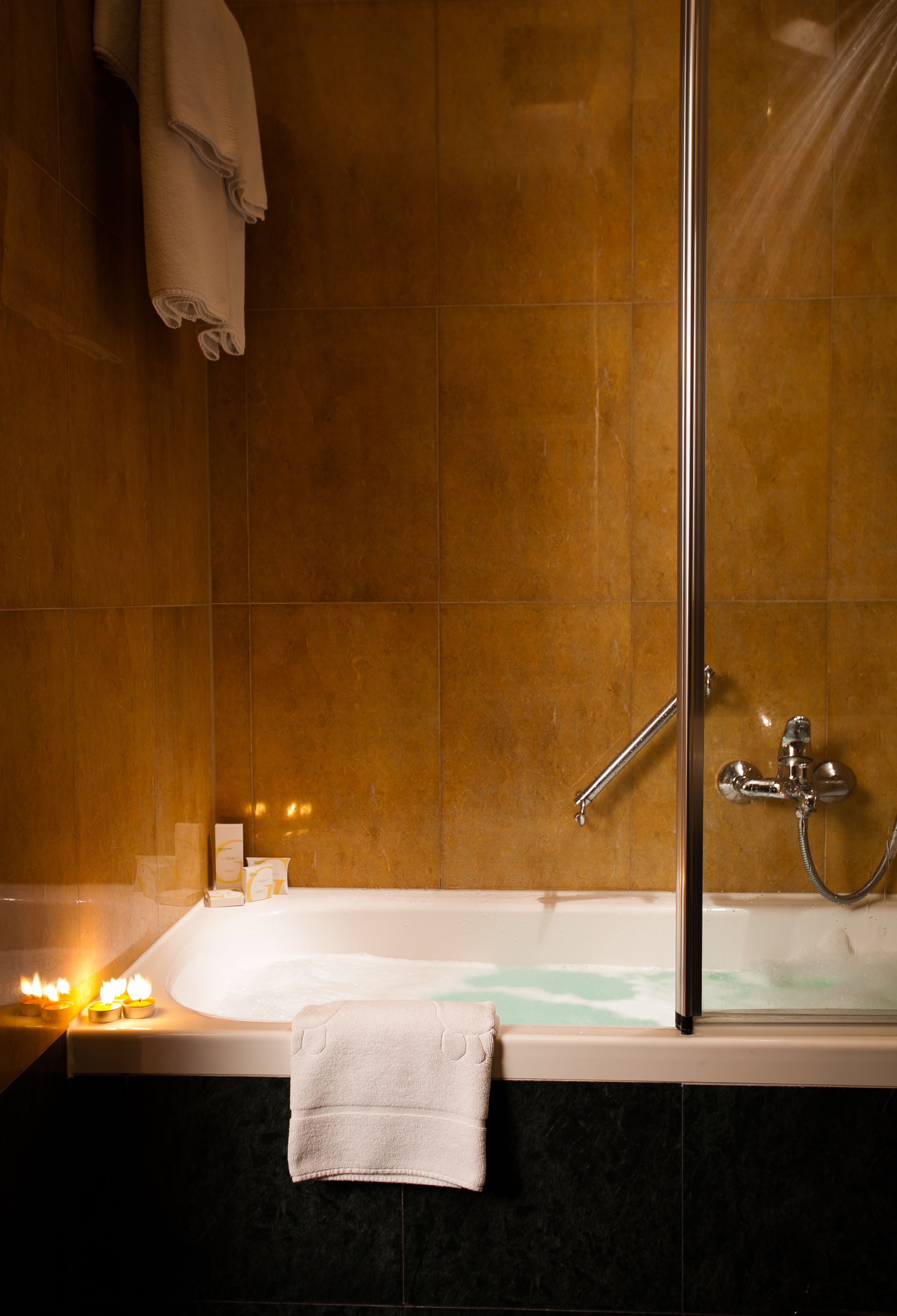 deep-soaking bathtub