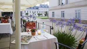 2 restauranter: lunsj og middag serveres