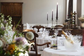 2 restaurants, lunch served
