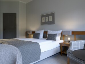 Habitación superior | Ropa de cama de alta calidad y minibar 