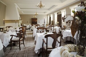 2 restaurants; lunch and dinner served