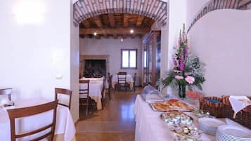 Desayuno buffet (EUR 8 por persona)
