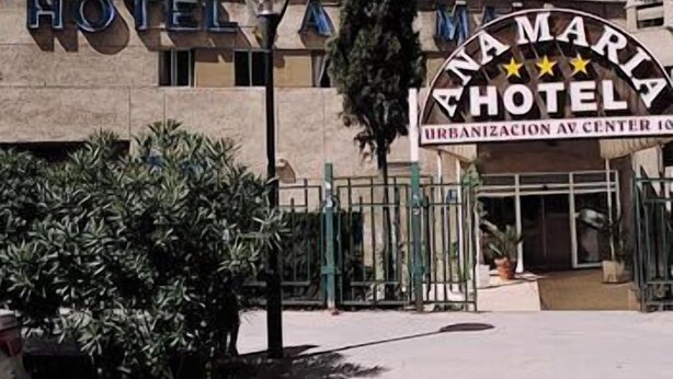 Un letrero de hotel con el nombre "ANA MARIA HOTEL" y "URBANIZACION AV CENTER 10".