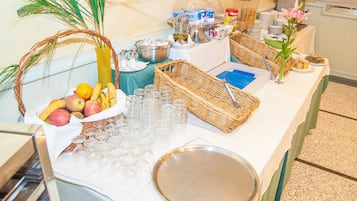 Daily continental breakfast (EUR 6 per person)