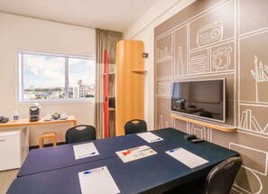 Minibar, Verdunkelungsvorhänge, schallisolierte Zimmer