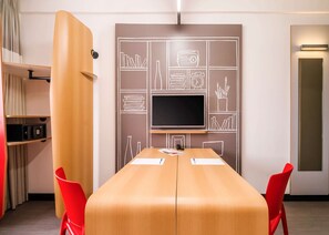 Minibar, Verdunkelungsvorhänge, schallisolierte Zimmer
