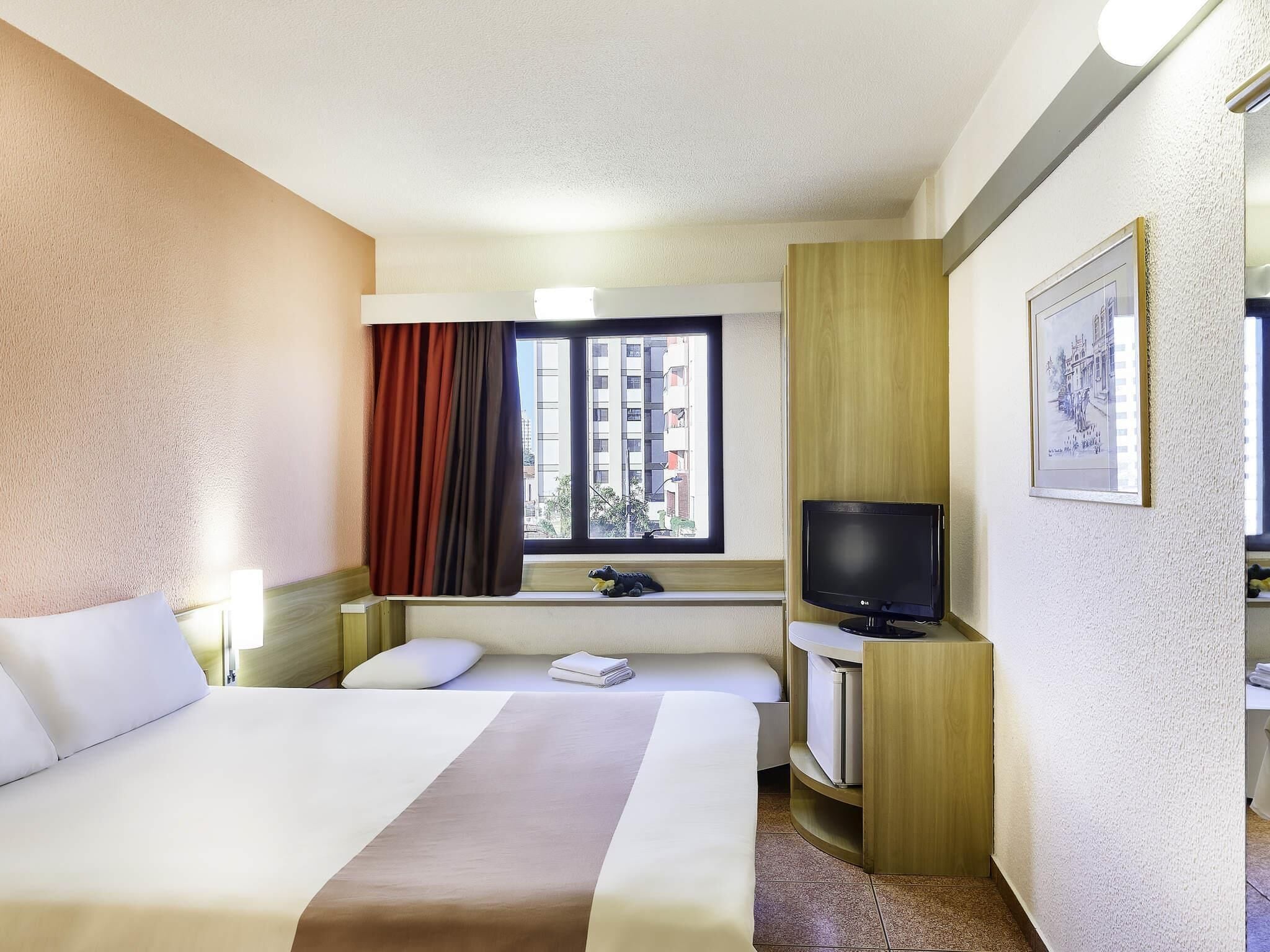 Habitación, varias camas | Minibar, cortinas opacas, sistema de insonorización