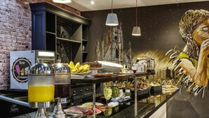 A breakfast buffet with various food items and a mural on the wall. - ibis Taubate (Taubate)