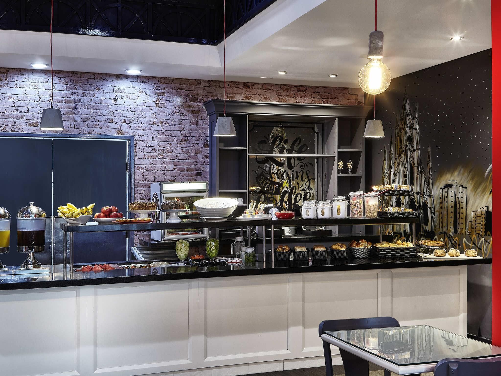 Daily buffet breakfast (BRL 58 per person)