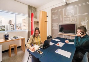 Minibar, Verdunkelungsvorhänge, schallisolierte Zimmer