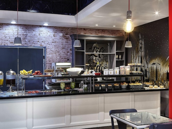 Daily buffet breakfast (BRL 45 per person)