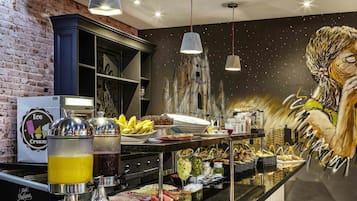 Daily buffet breakfast (BRL 45 per person)