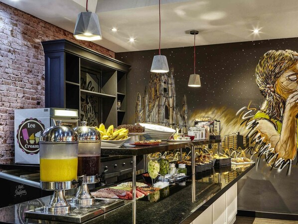 Daily buffet breakfast (BRL 45 per person)