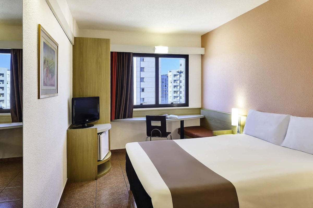 Minibar, cortinas blackout y sistema de insonorización