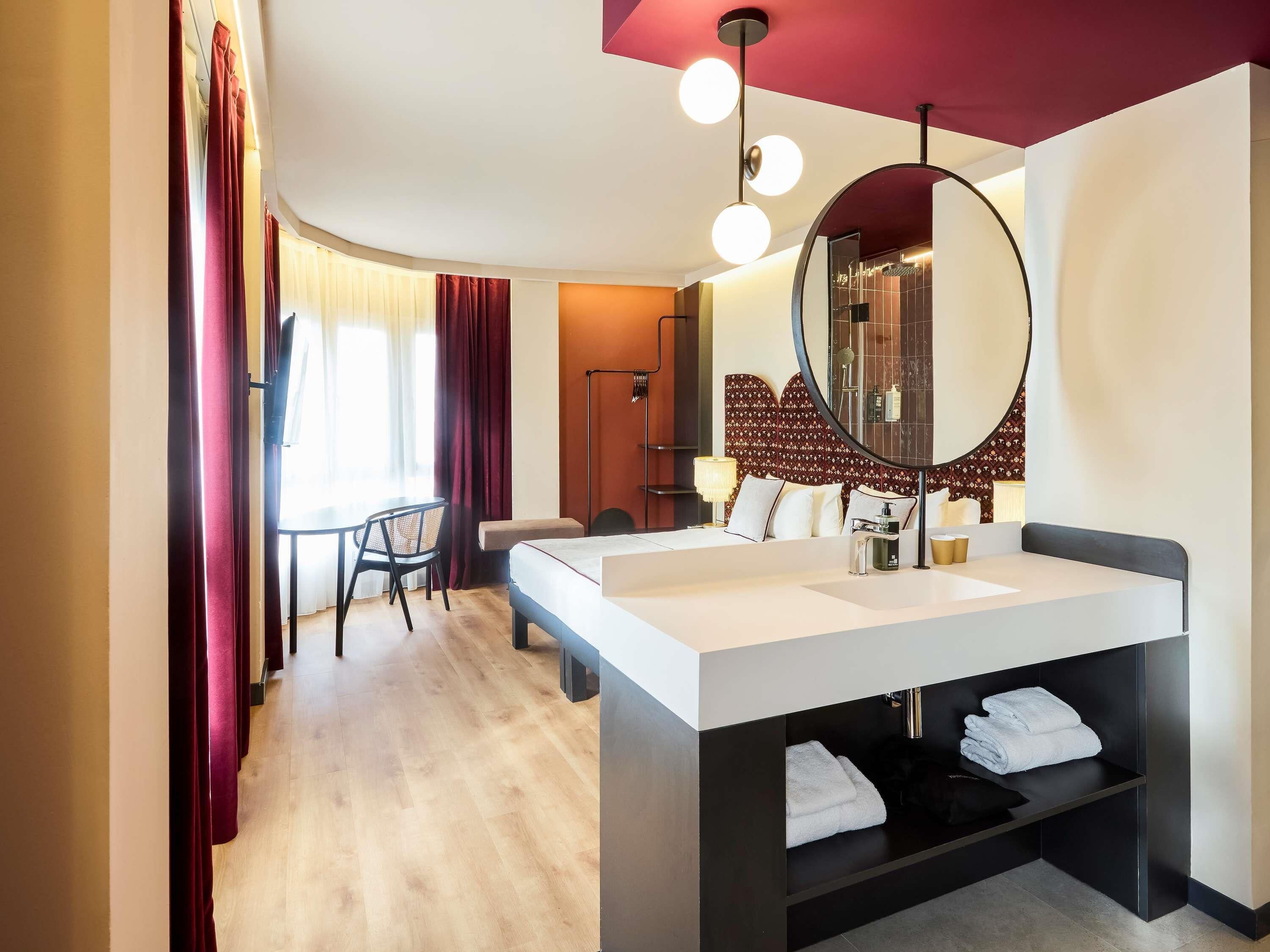 ห้องพรีเมียม (with views) | ผ้านวมขนเป็ด, เตียงเมมโมรีโฟม, โต๊ะทำงาน, ผ้าม่านกันแสง