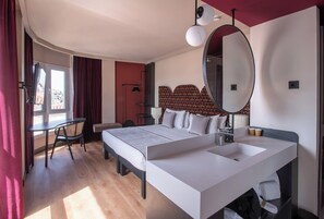 Rom – premium (with views) | Dundyner, memory foam-senger, skrivebord og blendingsgardiner