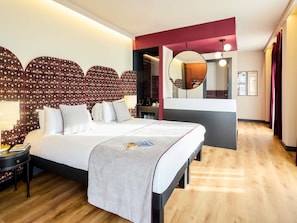 Desk, soundproofing, free WiFi, bed sheets