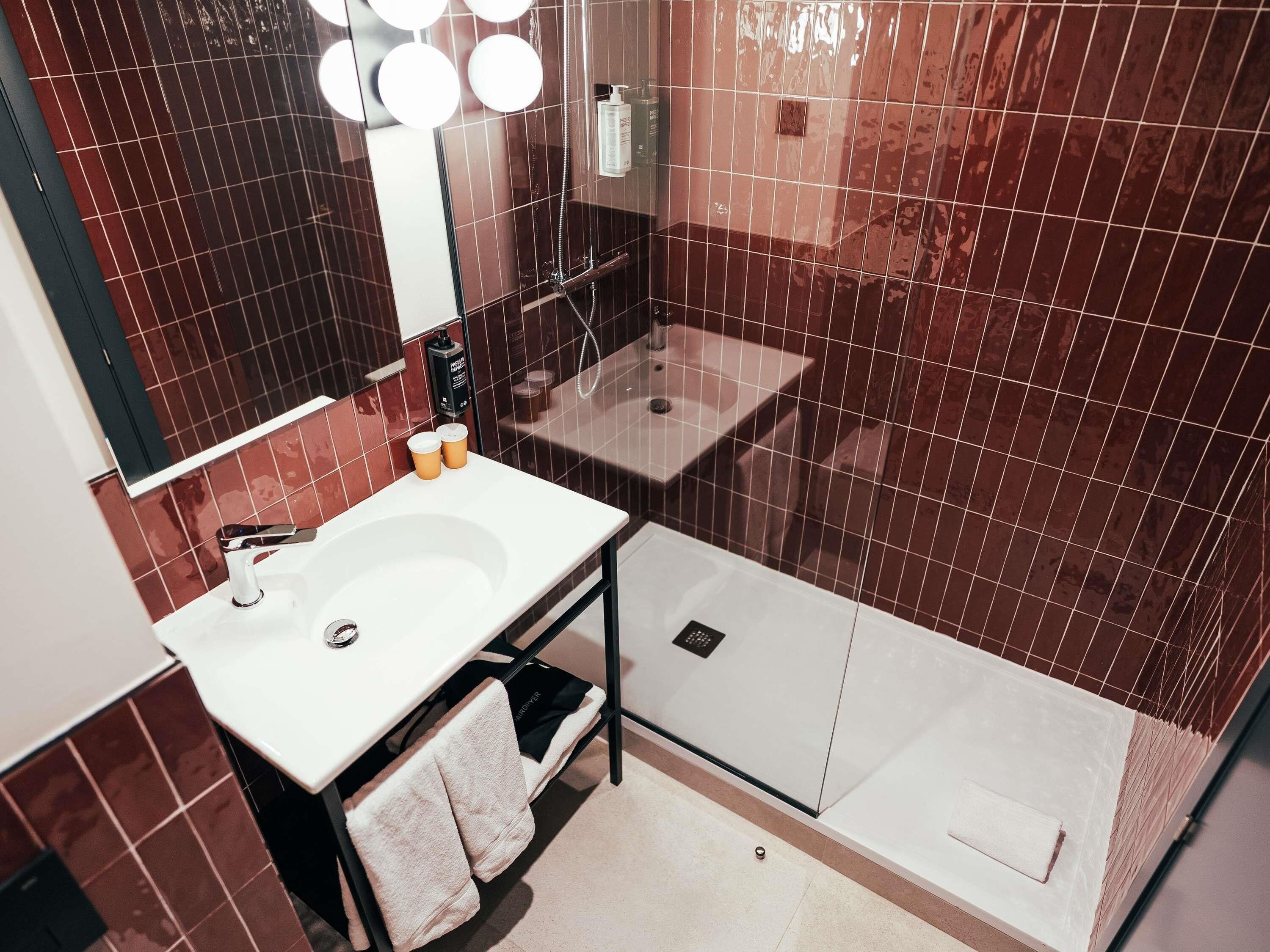 superior room, 1 double bed | desk, soundproofing, free wifi, bed sheets