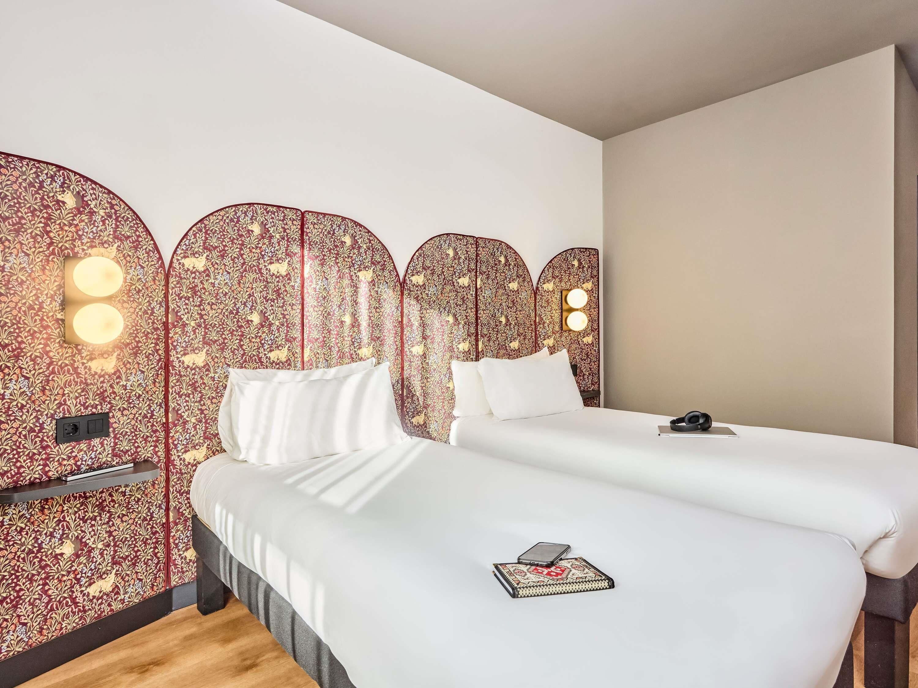 Kamar Standar, 2 Tempat Tidur Twin | Selimut bulu angsa, busa memori, meja kerja, dan kedap suara