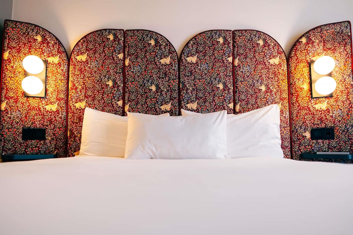 Escrivaninha, quartos à prova de som, Wi-Fi de cortesia, roupa de cama