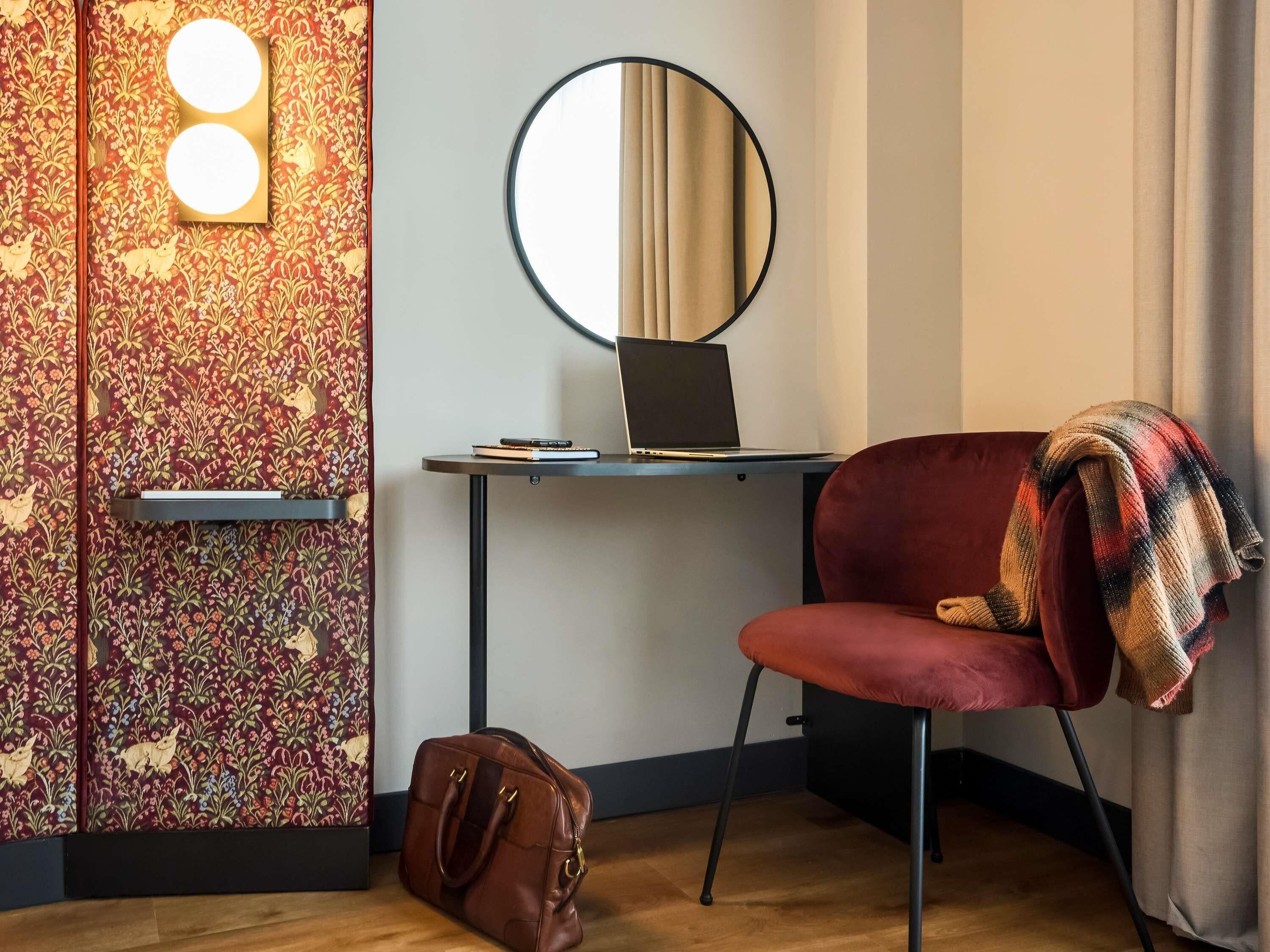 Desk, soundproofing, free WiFi, bed sheets