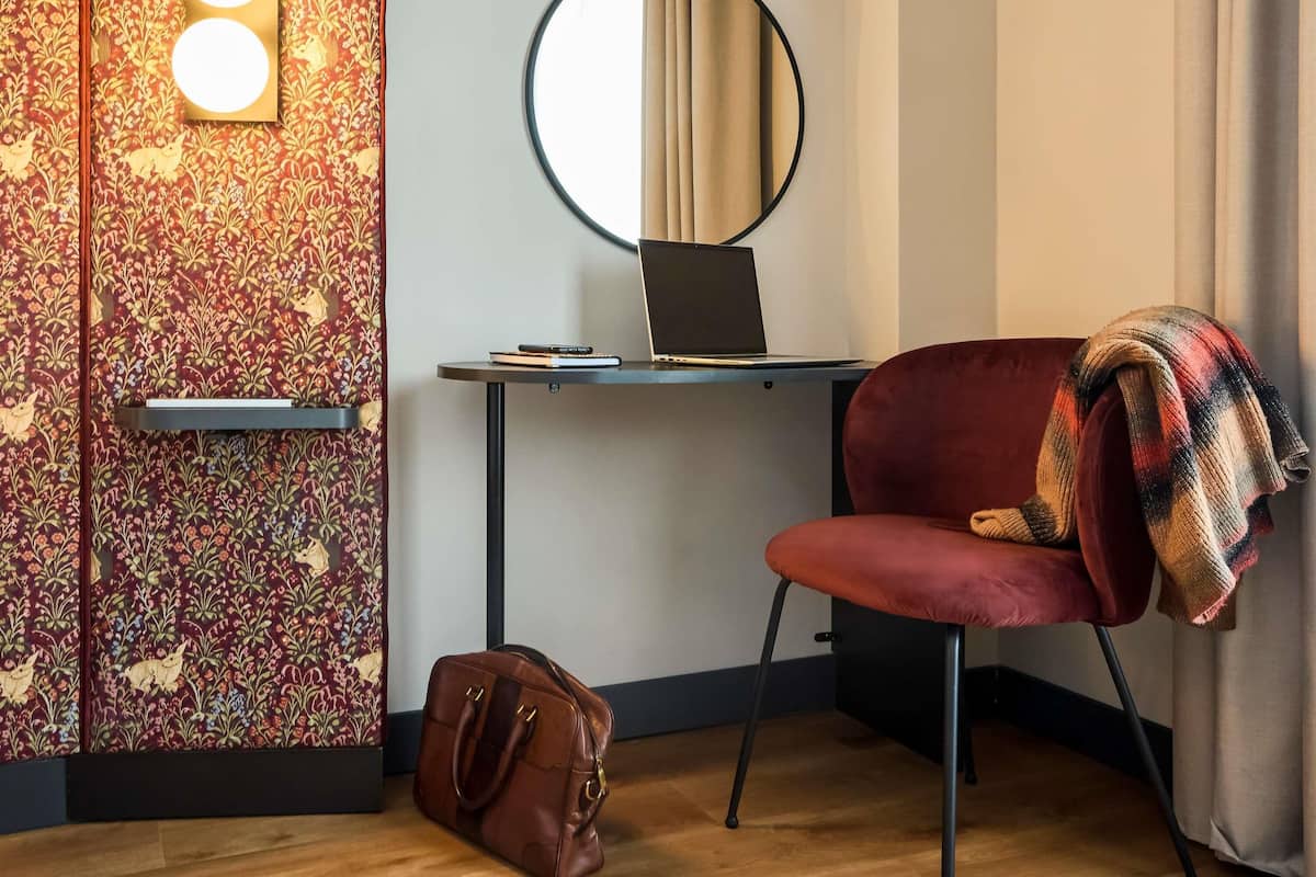 Desk, soundproofing, free WiFi, bed sheets