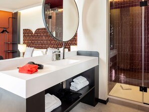 Rom – premium (with views) | Dundyner, memory foam-senger, skrivebord og blendingsgardiner