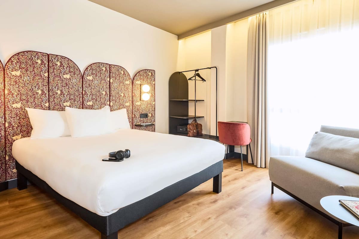 Superior Room, 1 Double Bed | Desk, soundproofing, free WiFi, bed sheets