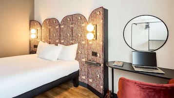 Desk, soundproofing, free WiFi, bed sheets