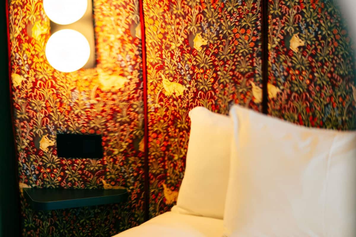 Desk, soundproofing, free WiFi, bed sheets