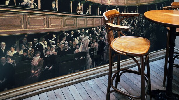 Un teatro de varios niveles con arquitectura ornamentada y un candelabro.