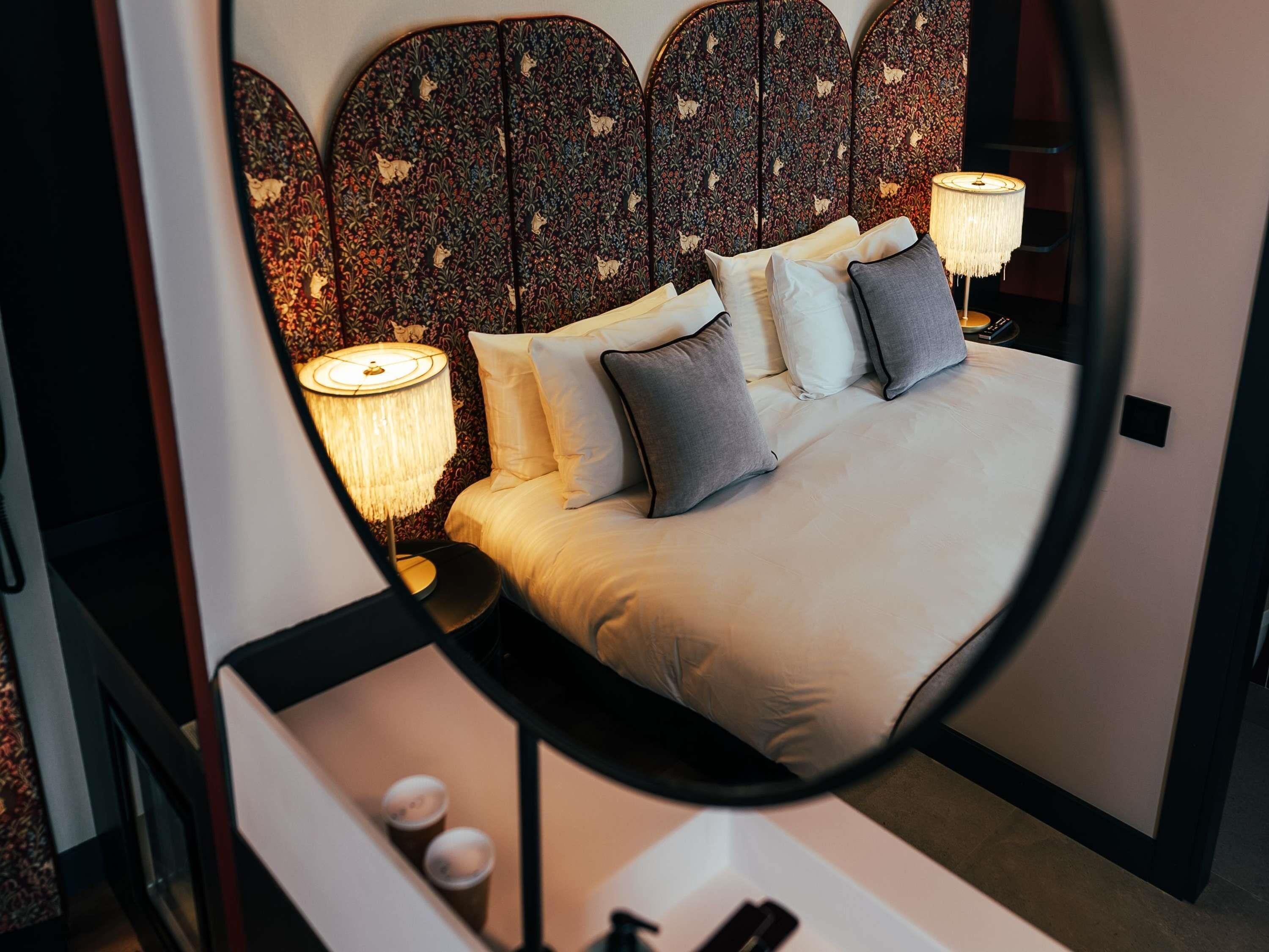 Rom – premium (with views) | Dundyner, memory foam-senger, skrivebord og blendingsgardiner