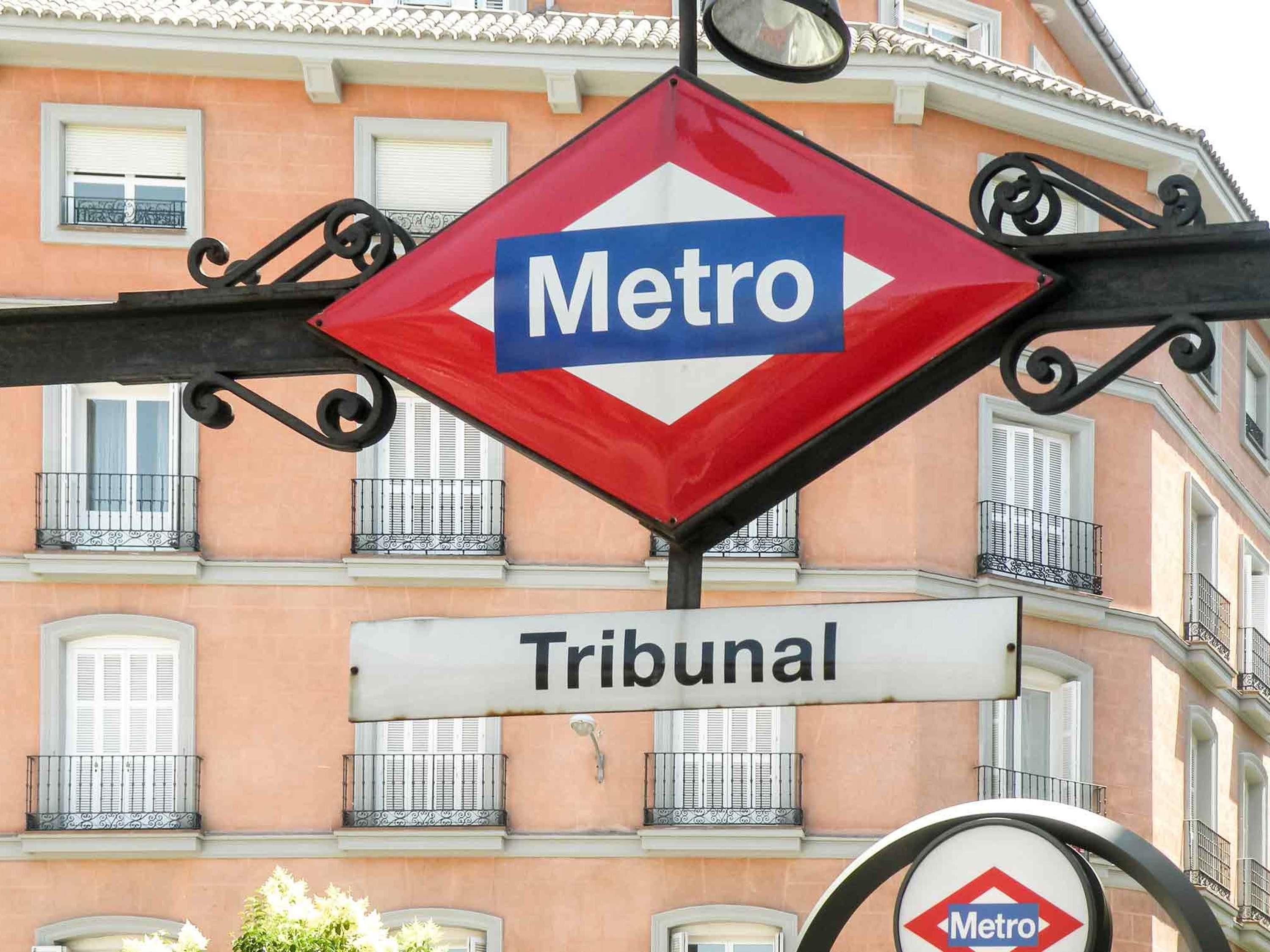 A sign with 'Metro' and 'Tribunal' indicating a metro station.