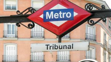 A sign with 'Metro' and 'Tribunal' indicating a metro station.