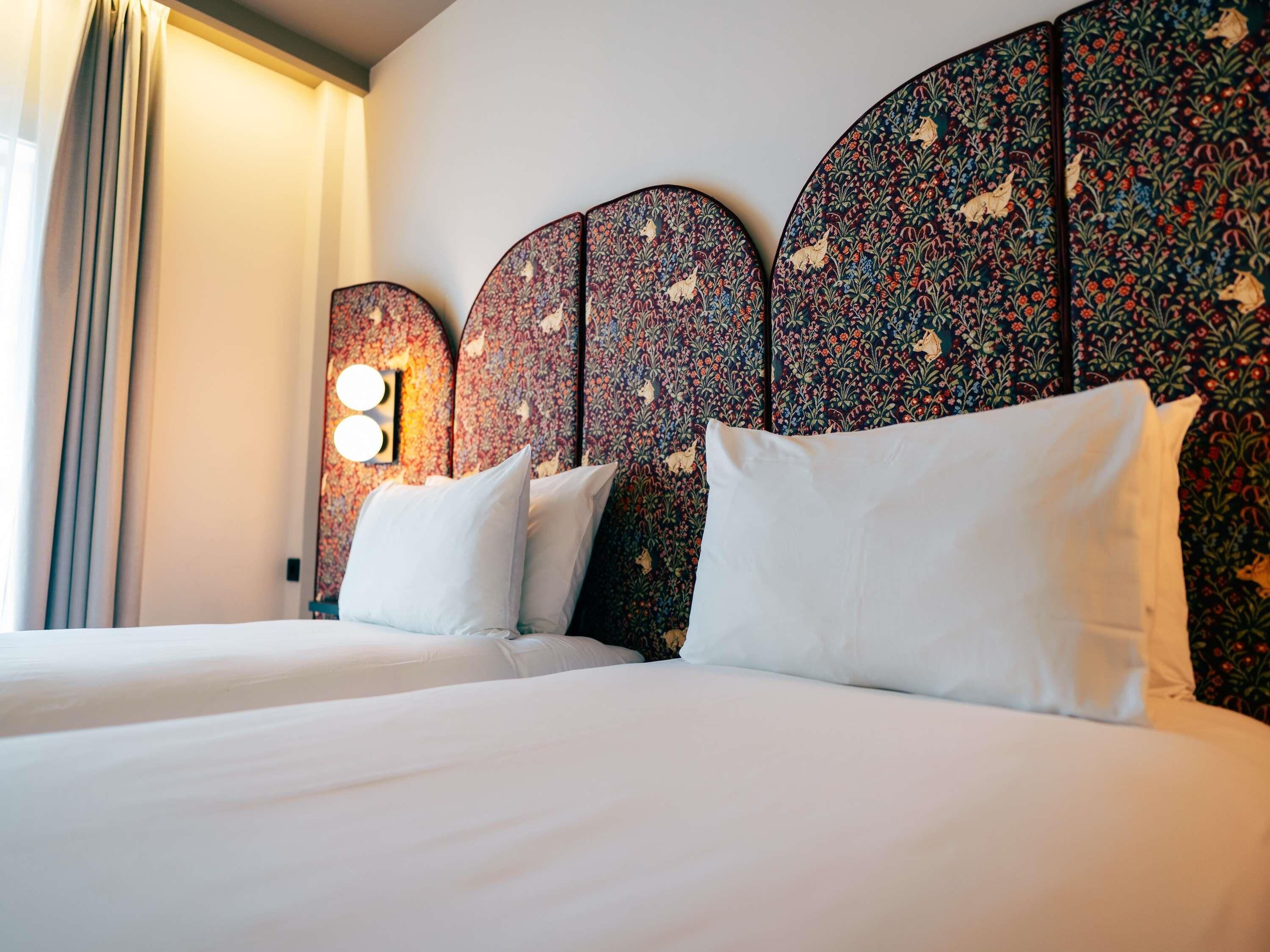 Rom – standard, 2 enkeltsenger | Dundyner, memory foam-senger, skrivebord og blendingsgardiner