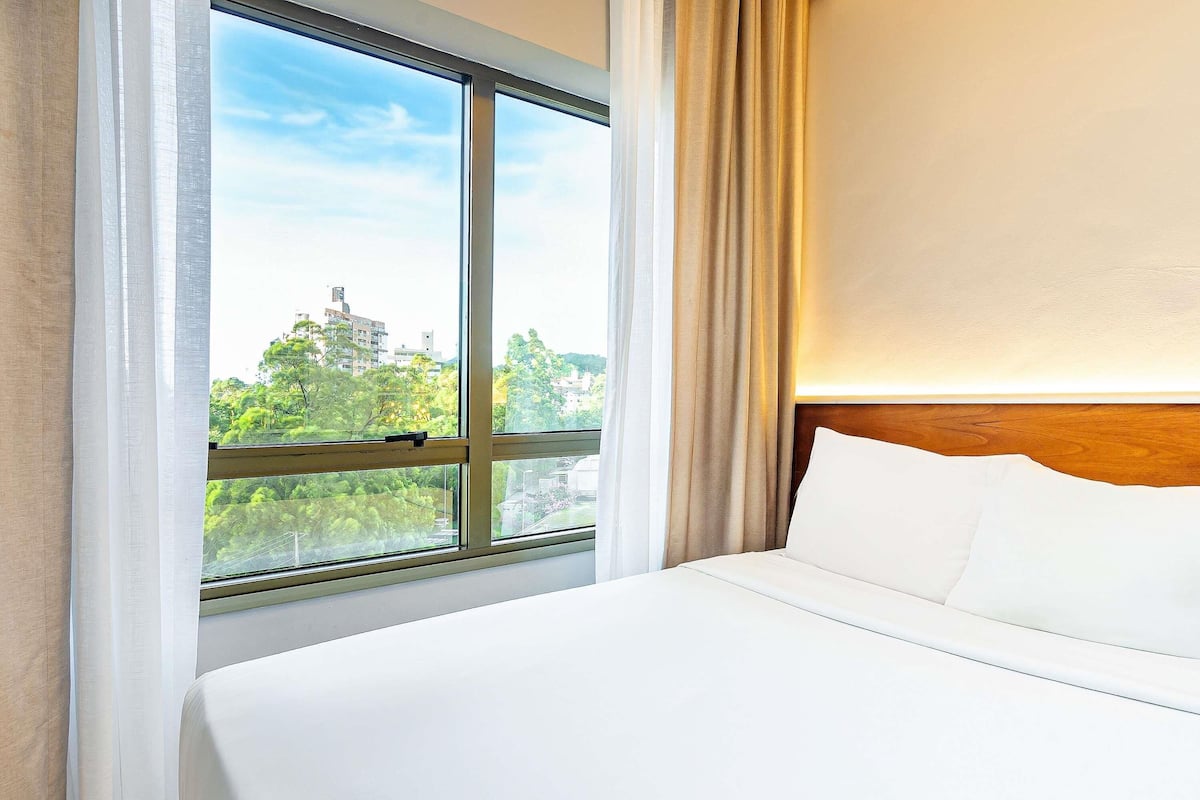 1 bedroom, hypo-allergenic bedding, minibar, in-room safe