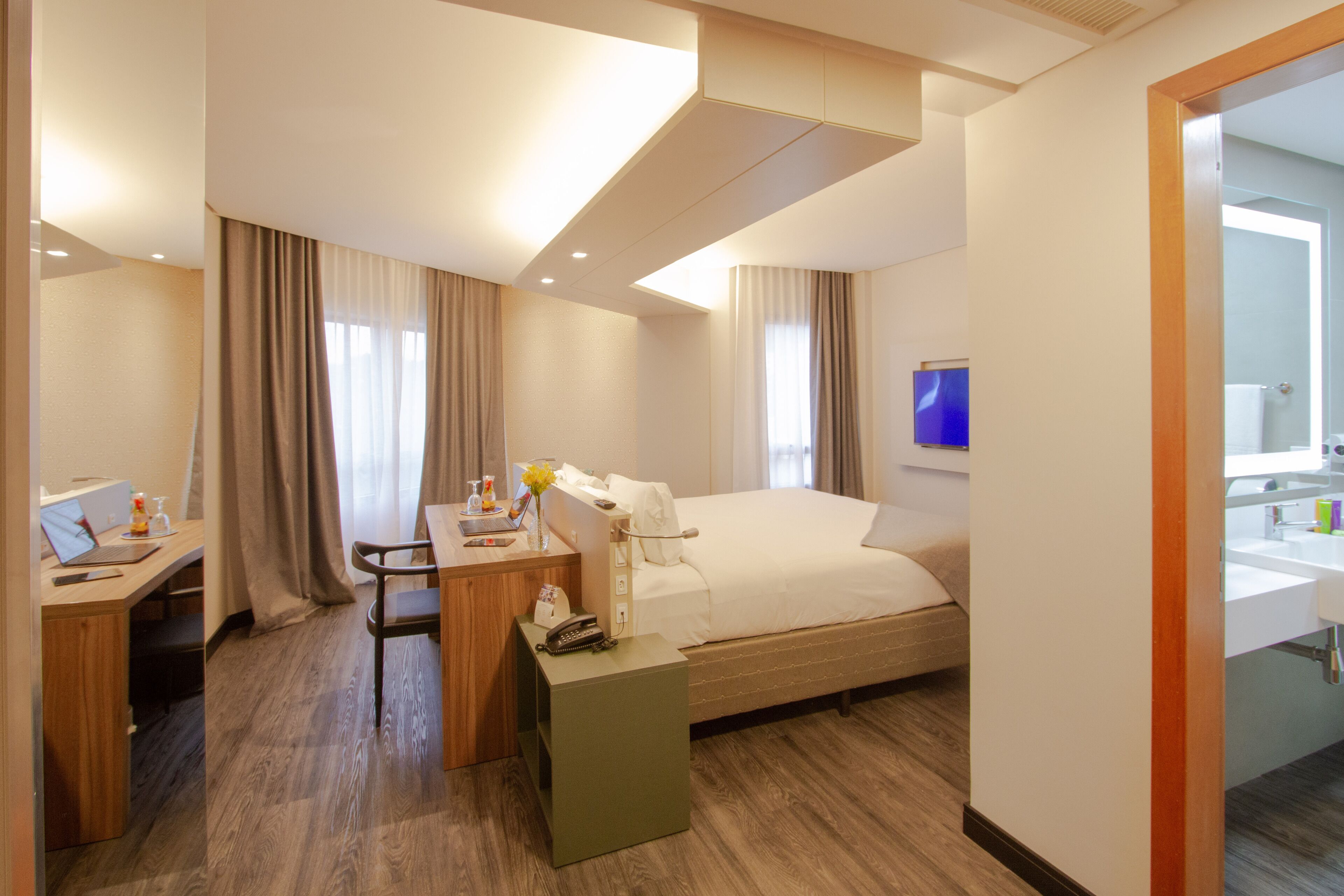 Suite Deluks, 1 Tempat Tidur King | Seprai antialergi, minibar, brankas, dan meja kerja
