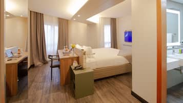 Suite Deluks, 1 Tempat Tidur King | Seprai antialergi, minibar, brankas, dan meja kerja